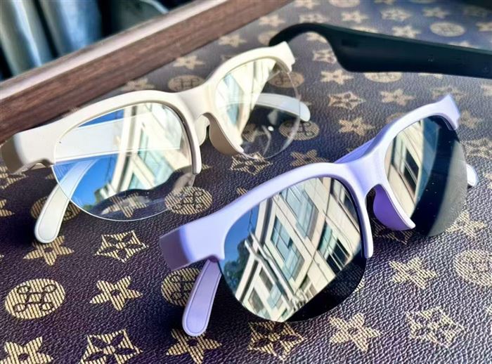 全新满电，全新封膜，还有3000pcs，智能眼镜➕智能蓝牙耳机，生产日期2025年8月份， 价格1x