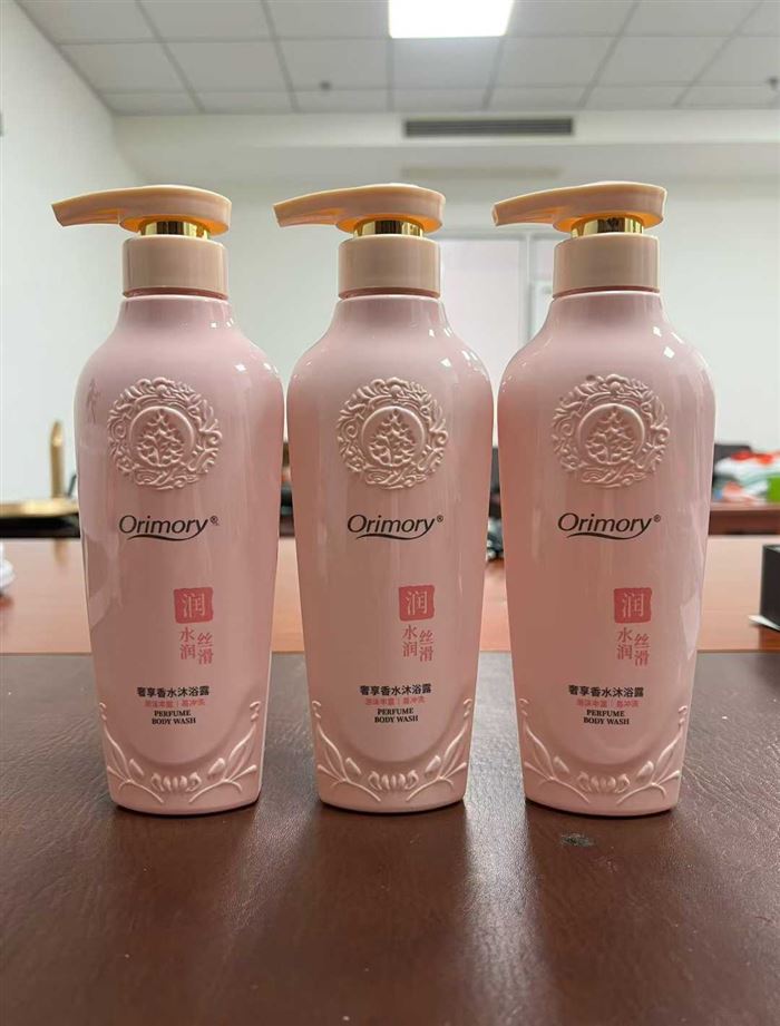 线下直线公司铸源品牌沐浴露到货10000多瓶，自留款，亲身试验特别好用，大货原箱原件，原价很贵，懂货的老板来，底价清货