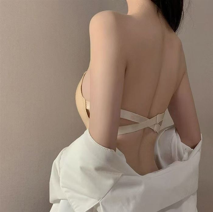 1000条左右夏季抹胸无钢圈聚拢文胸，​10条一包，配透明肩带，无瑕疵