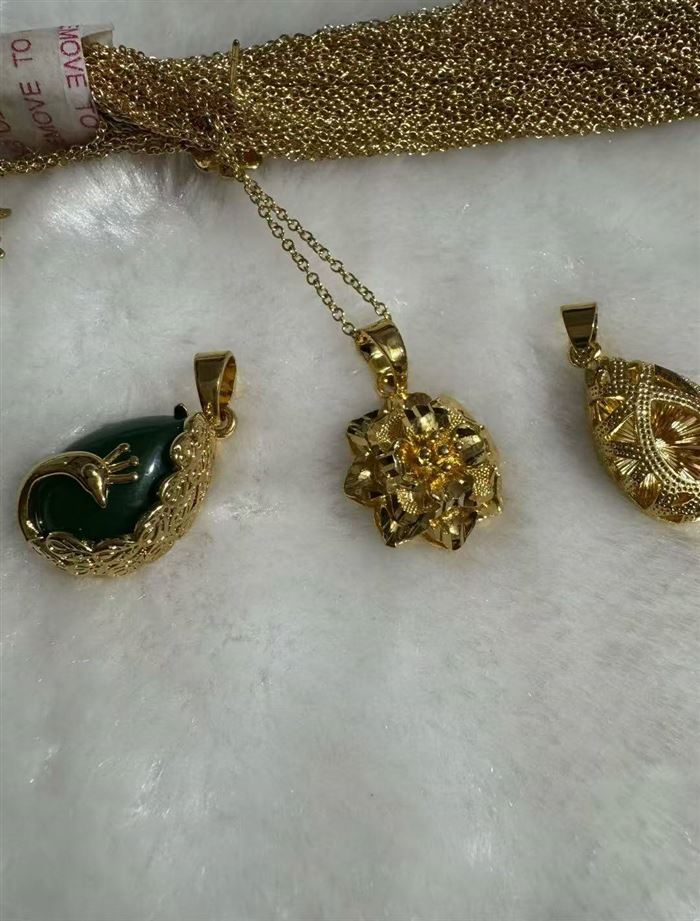 首饰大概1000个，2.5元一个，吊坠、项链、耳环