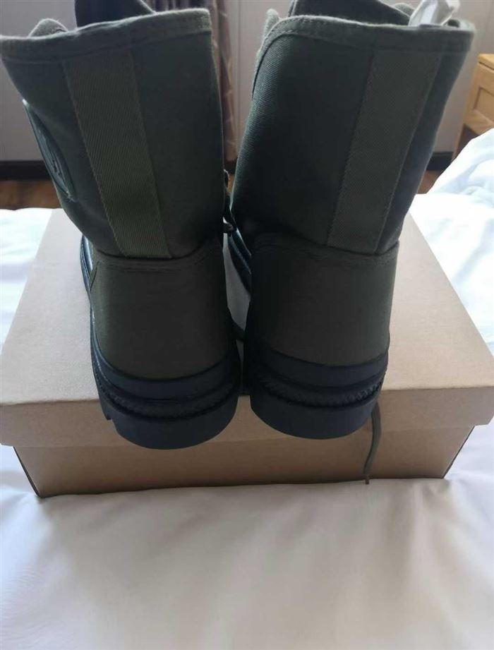 整单外贸军鞋， 39-44码， 原箱原件独立盒装。冷粘工艺。 7800双， 处理！