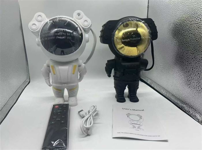 出口外贸宇航员星空投影灯全套到货，黑白双色，配齐全套配件：遥控器、USB电源线、说明书，到货 5800 个，一箱 24 个