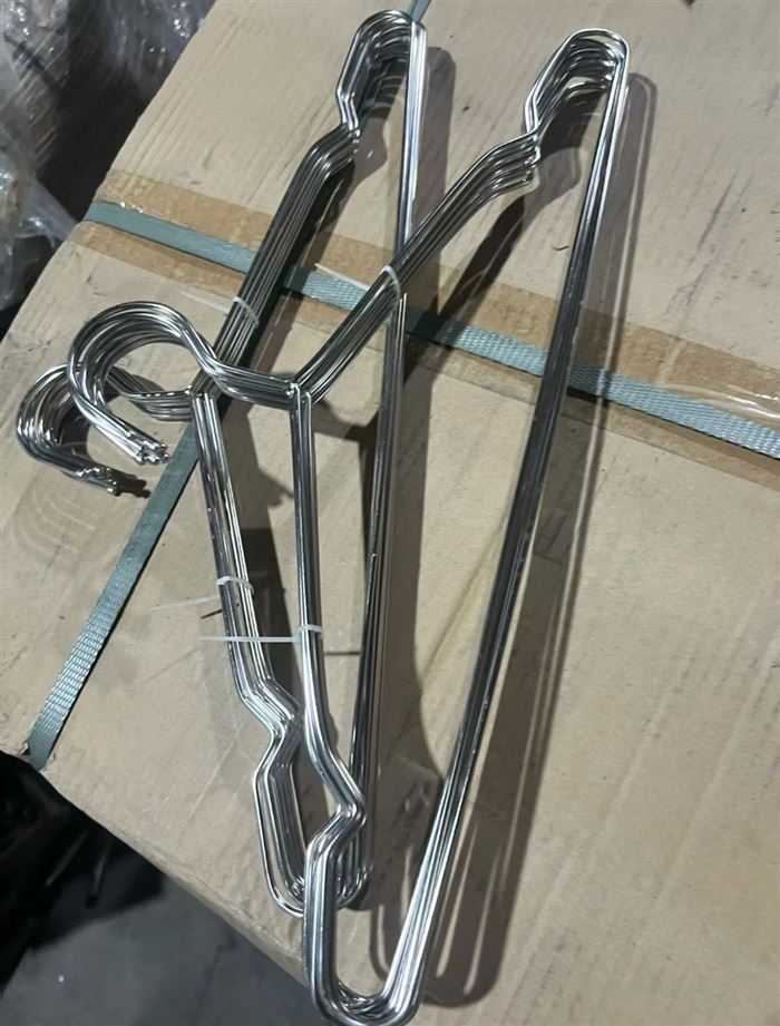 不锈钢实心衣架， 一吨左右， 10500元一吨