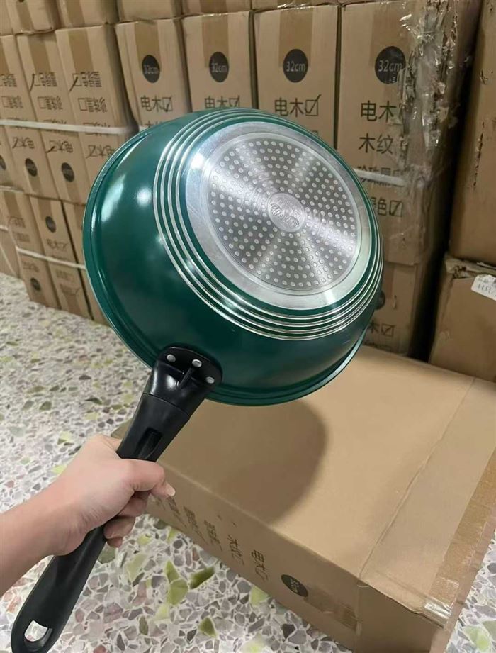 铝炒锅32便宜处理3000多套，淘宝盒包装，要的老板请联系[握手]亏本处理
