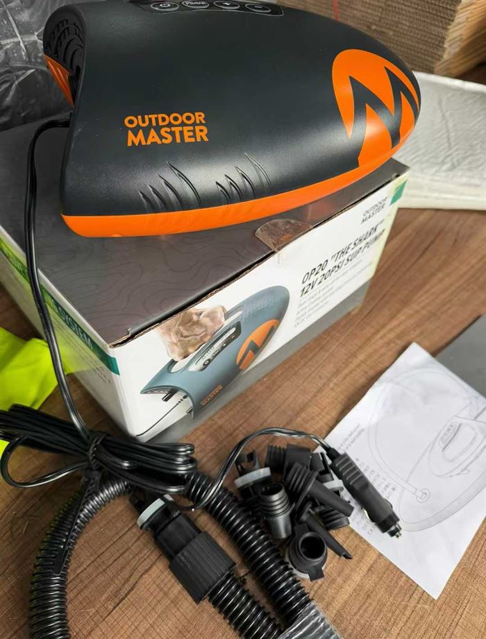 外贸原单充气泵，主打出口欧美市场，机身带UKCA、CE认证。功率是DC12V 110W，外壳为工程塑料，官方标价约99.99美元，国内常见售价在七百多到一千元区间。户外露营充气垫子，游泳圈，充气帐篷，充气浆板现货600
