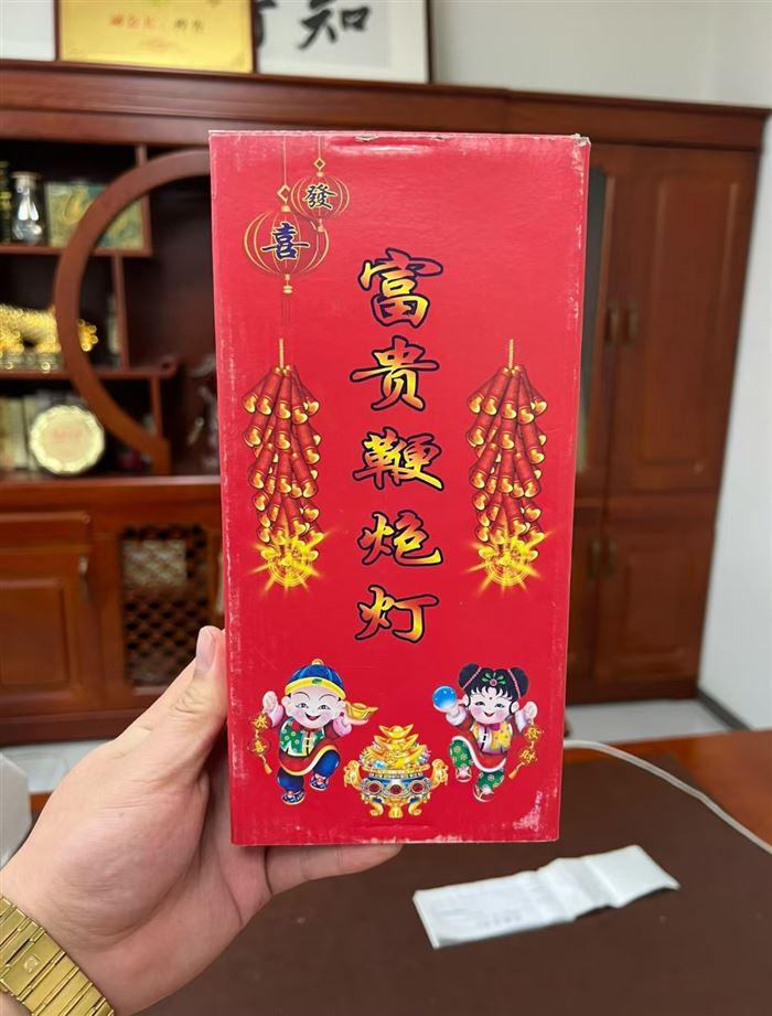手提鞭炮灯到货2000多套，独立彩盒包装，仿真鞭炮声，LED彩灯，大货原箱原件，景区广场练摊利润品，块块钱的事