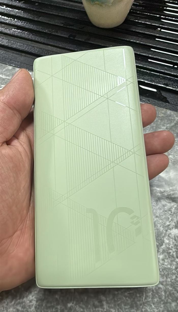原装品牌充电宝，10000毫安 1x元