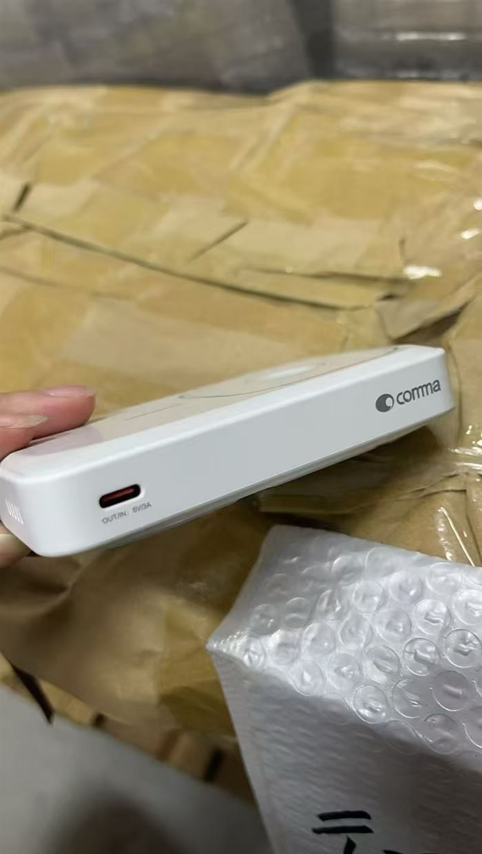 原创品牌10000毫安磁吸充电宝，多功能充电，超级快充，自带磁吸折叠支架，价格美丽