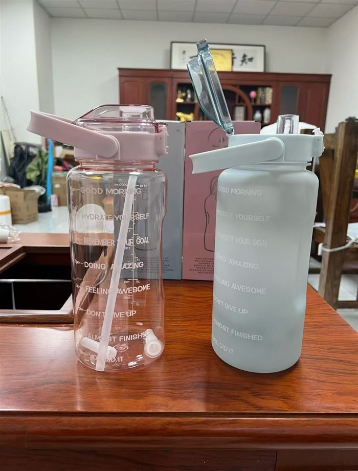 明星同款运动水壶到货6500个，品质做工非常好，2000ml，独立彩盒包装，一款多色，几块钱的事