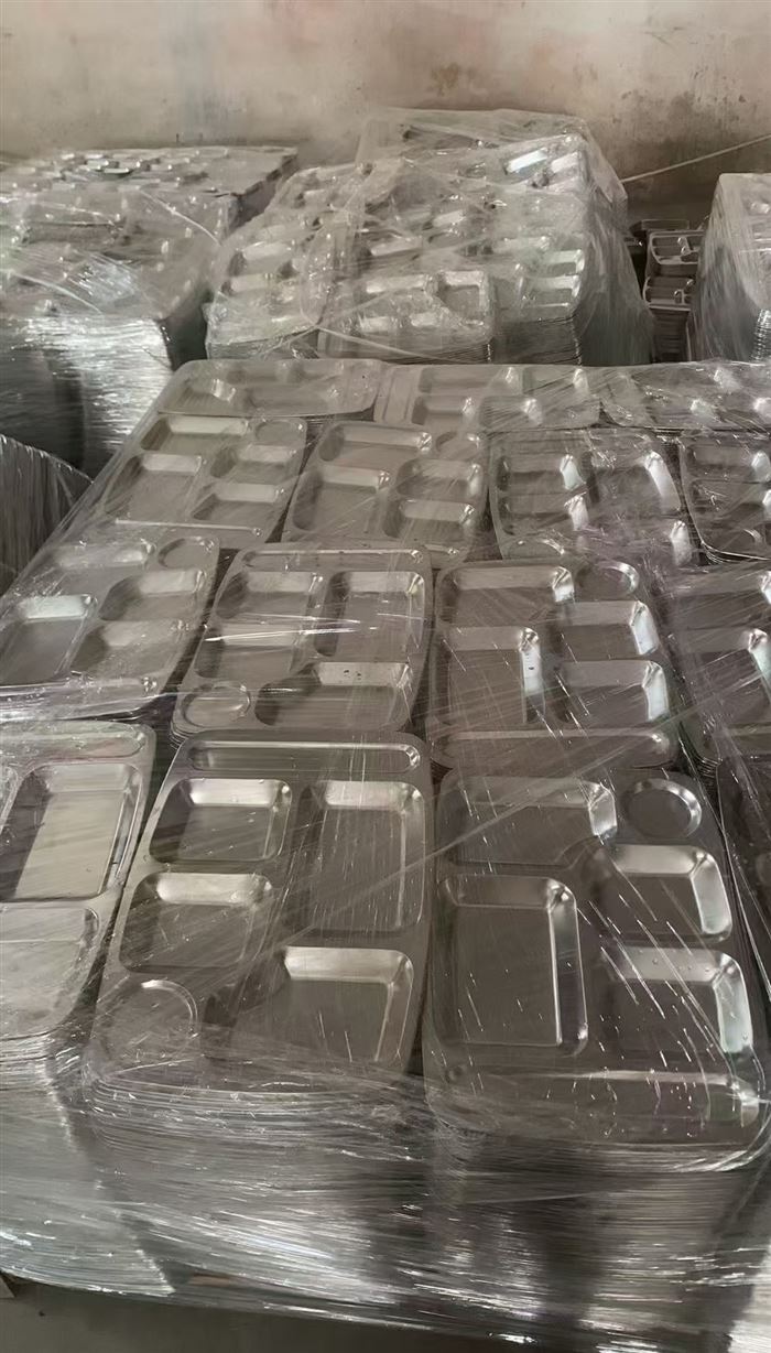 餐盘还有几吨 8成新左右 可分货 按吨出