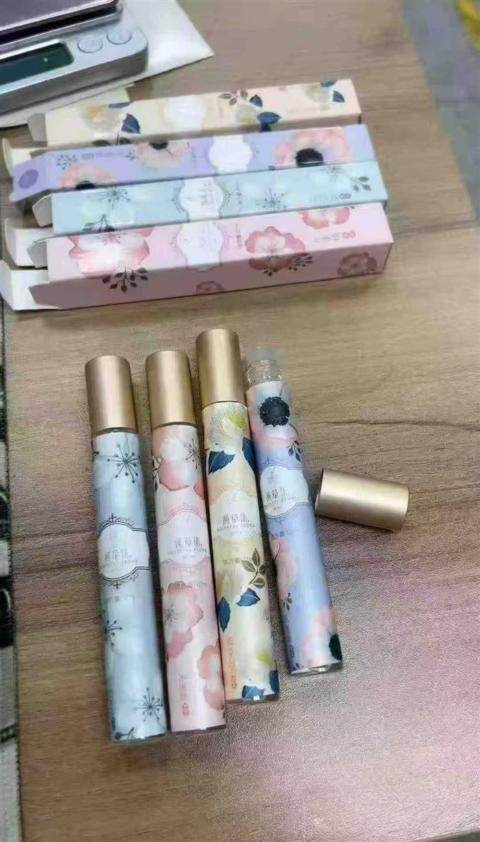 10毫升滚珠香水39000瓶，清货1元一瓶，今年生产，没有日期，独立包装，香味醇正，留香持久，对路的速度与激情