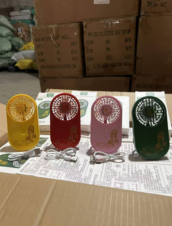 3000个充电小风扇 3档风力带灯光 亏本处理！非常便宜