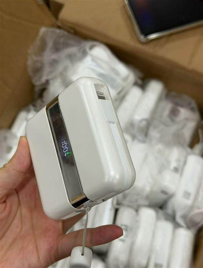超级快充充电宝 实标一万毫安 有3c标 iPhone线➕Type-C线➕Type-C口分段式创意设计，带数显。2300 个
