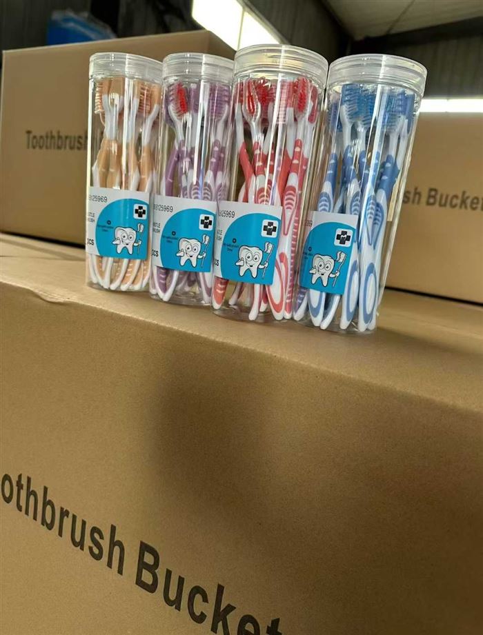整单货：英文版牙刷到货100万支左右，一桶12支，一箱100桶：便宜处理，