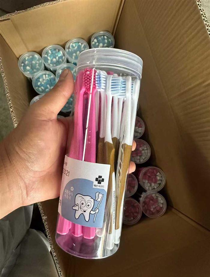 牙刷到货40万支，一桶20支，款式多：一箱64桶，合计300多箱，清货1毛多钱一支[抱拳]