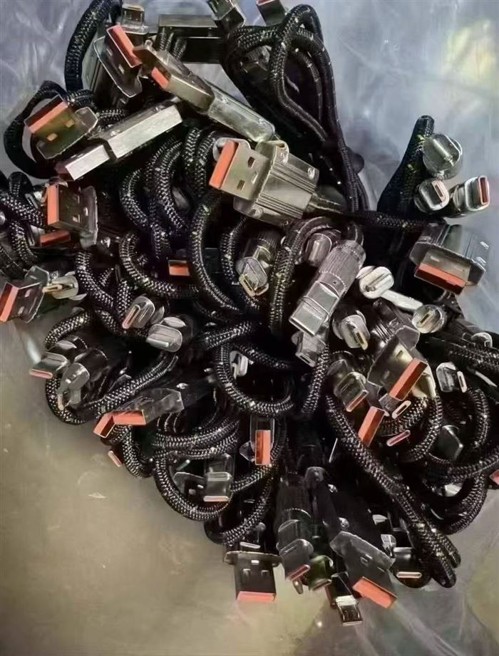 42000pcs：一拖三鱼网线，带LED灯，四芯1.2 米，支持超级快充，需要私聊