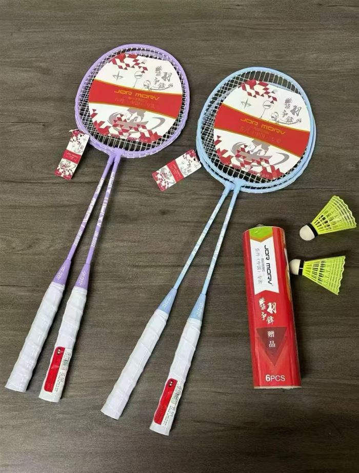 乔丹新款羽毛球拍🏸 3000 付 颜色：蓝色、紫色 材质：铁合金 箱数：30 付 箱规：68x39x42cm 特价清仓