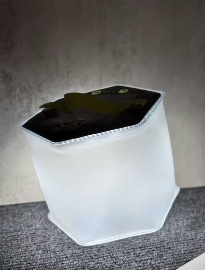 户外太阳能灯，折叠式 可充电。 12000 个现货，全新原箱原件