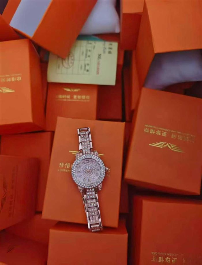 多款首饰、饰品手镯2万个，带包装盒，价格非常便宜