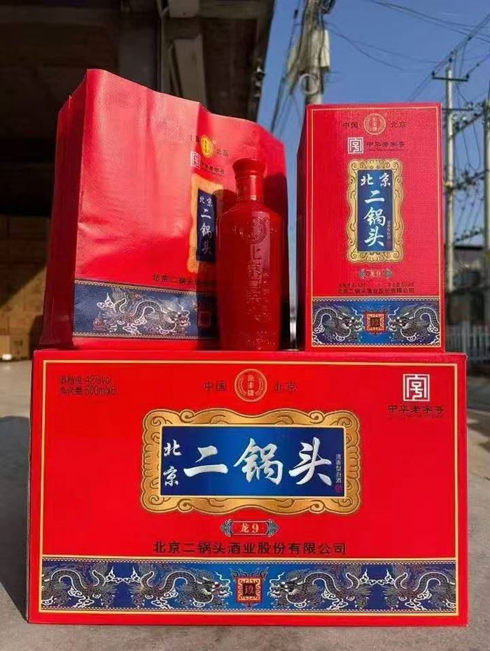 70多块钱一箱，永丰二锅头酒，一箱6瓶，带三个手提袋，有个几百箱