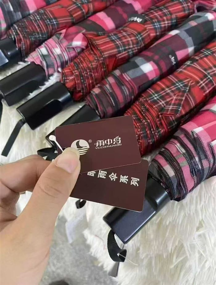 雨伞，有吊牌，有条码，进入商场超市绝无问题 全新无瑕疵。 特价7.5💰