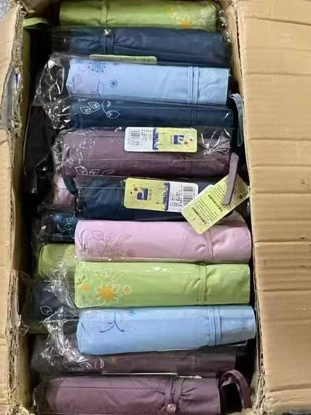 雨伞 日系标准材质，碳纤维的伞架，富茂210t银胶布和黑胶布混款，一件120把， ​原箱原件，有吊牌，有条码，有内盒，出口高品质 ​特价12💰