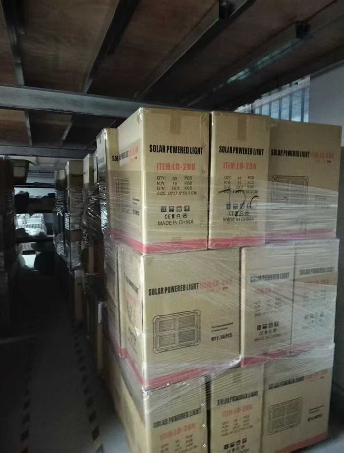 小黄灯，全新现货 10000套在仓，电池 1600毫安，现货秒发，有量的来。 电话微信同号15515665791 主做全品类五金百货，小电器，更多商品，欢迎国内外友人，前来加微咨询洽谈合作。