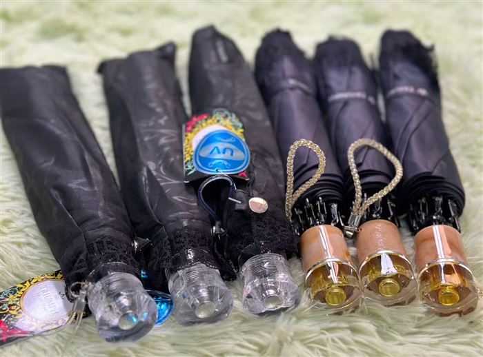 2折小洋伞，带水晶伞头，非常个性抢眼