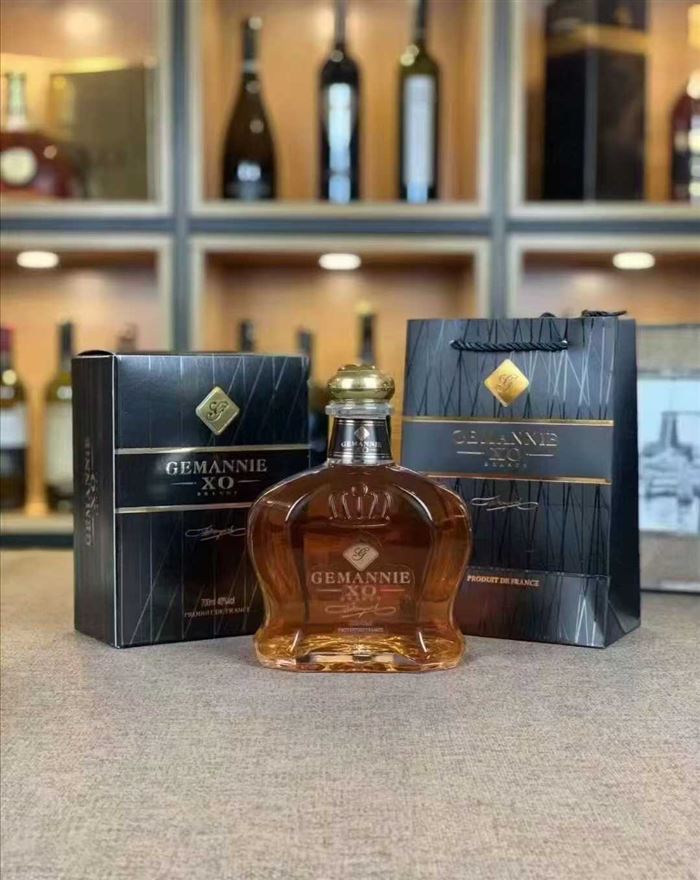 100大几十元一箱法国进口歌曼妮XO白兰地，700毫升×6瓶，40度，有个几百箱