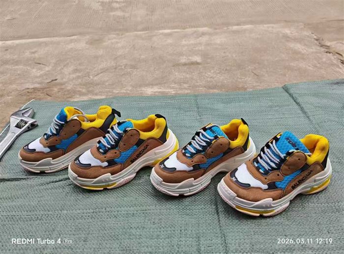 200双左右莆田巴黎世家潮鞋200多双，​码数36~40，膜袋包装，新货无瑕疵