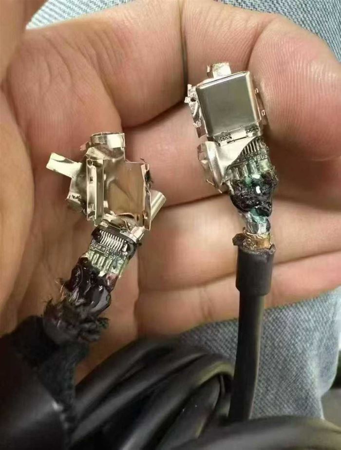 3000pcs，原装 美国verizon车载充电器，30w PD快充套装里面配的是双C口数据线2m，越南富士康代工，在美国零售价格44.99＄美金/套！质量杠杠滴，有兴趣的来私聊！