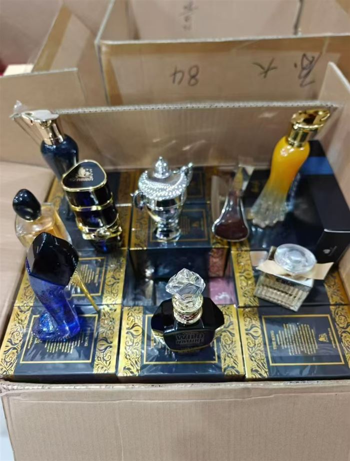 混款香水25000瓶，高端盒装，清货6元一瓶