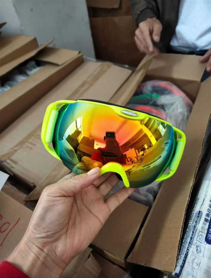滑雪眼镜眼镜2000个左右， 💰4元一个