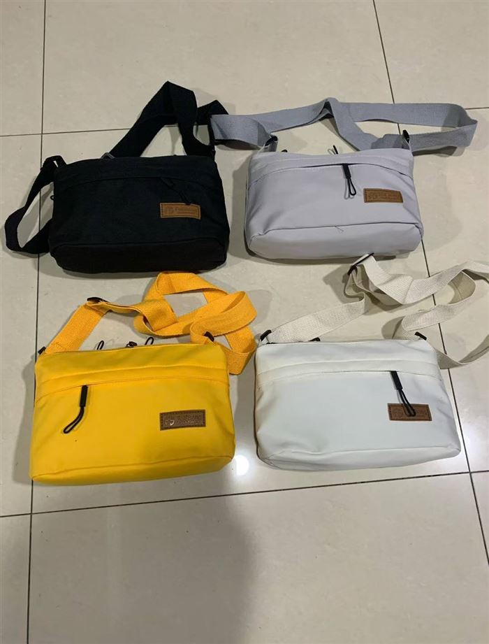 男女同款斜挎包到货2900个，电商下架，品质不错，独立包装，几块钱的事