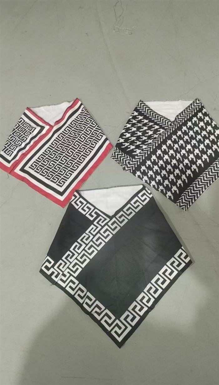 三角围巾到货50000条，质量非常好，独立包装，千鸟格百搭花型，超低价，询价必成[呲牙]