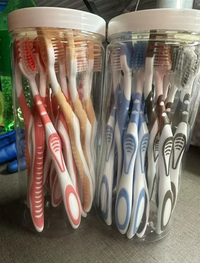 牙刷整单，一款六色.40万支每桶20支，每箱1360支，便宜处理