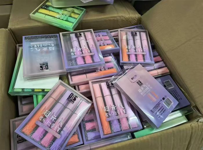 荧光笔记号笔 数量：​5888盒 箱规：​200盒一件 ​便宜清货能做的联系 ​