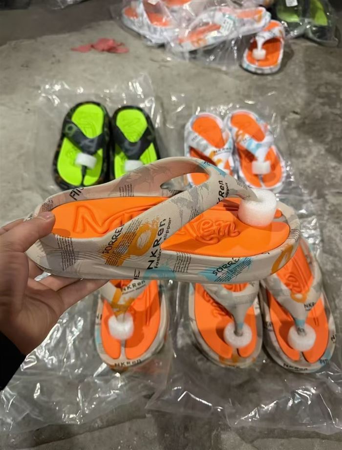 10000双 ，一等品无瑕疵 高端双色印花厚底 人字拖 全男鞋39-46码 一件100双 6元一双 质量非常好 有需要补货的老板赶快。