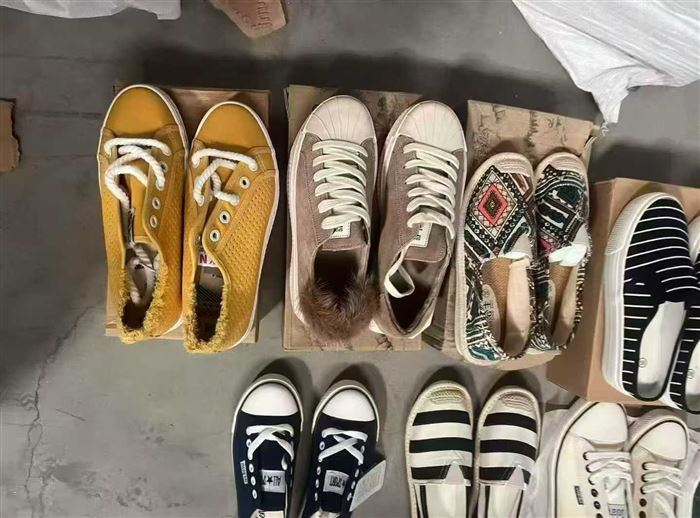 帆布鞋2000双左右， 💰4块多一双，带盒包装！