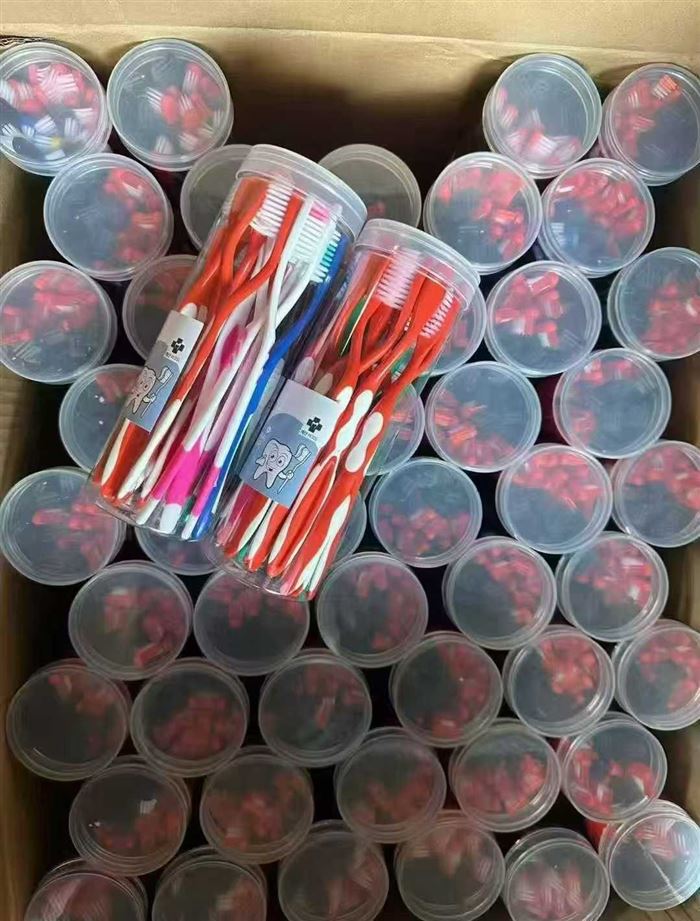 杂款牙刷还有20万支， 一桶20支装，一箱100桶，清货2毛多/支。