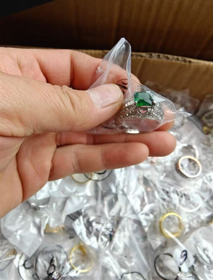 高端精品出口合金戒指50000个，1元一个