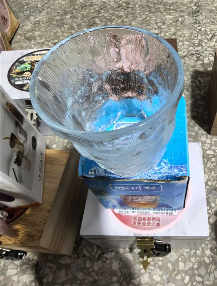 木盒子加密码箱冰川杯～竹节杯随机发。 ​数量还有7000 ​低价出