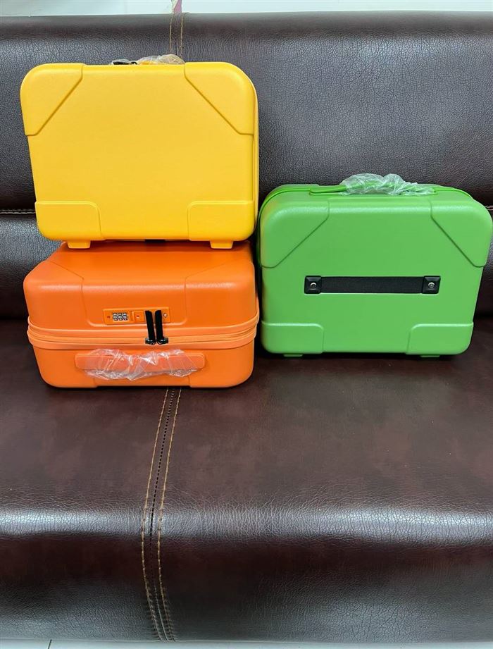 旅行密码箱 手提箱 3000多个，品质做工非常好，双层密码，多隔断，5个颜色，懂货的来