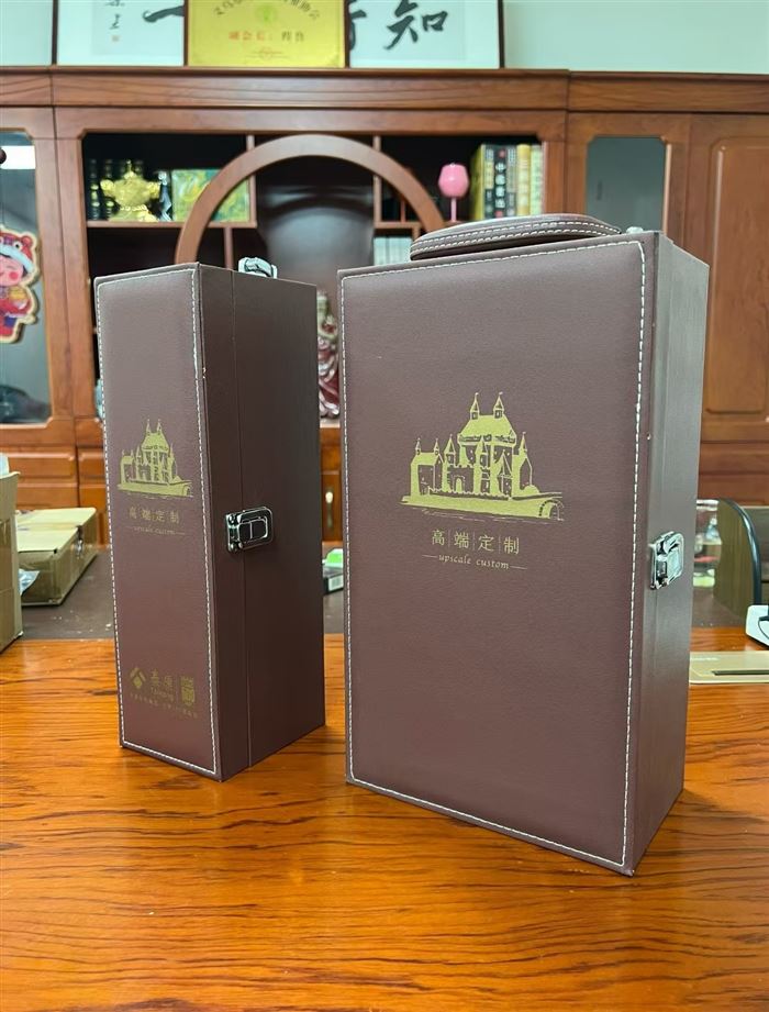 定制款红酒礼盒到货5000多套，品质非常好，盒内佩带红酒工具，独立包装，原箱原件，低价清货