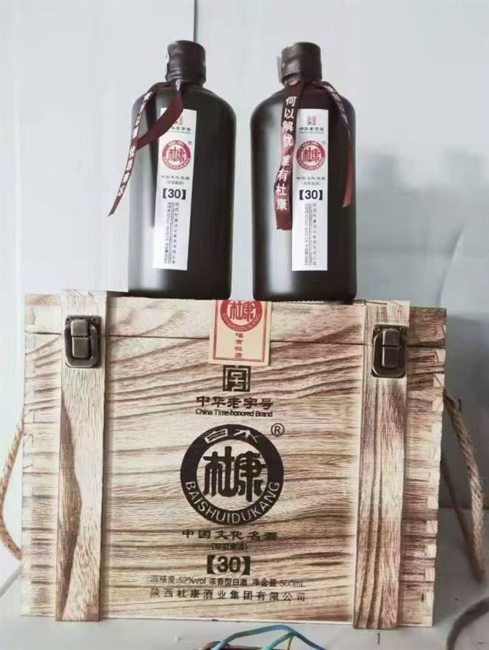 60多元一箱杜康木箱酒，52度，浓香型，一箱6盒，优级酒水，还有几百箱
