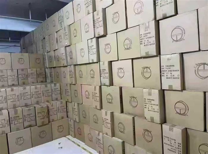 手提式化妆箱仓库现货 1200 个，非常高档👍，能做的联系