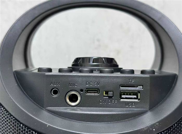 蓝牙音箱，2个麦，一支有线麦，一支无线麦