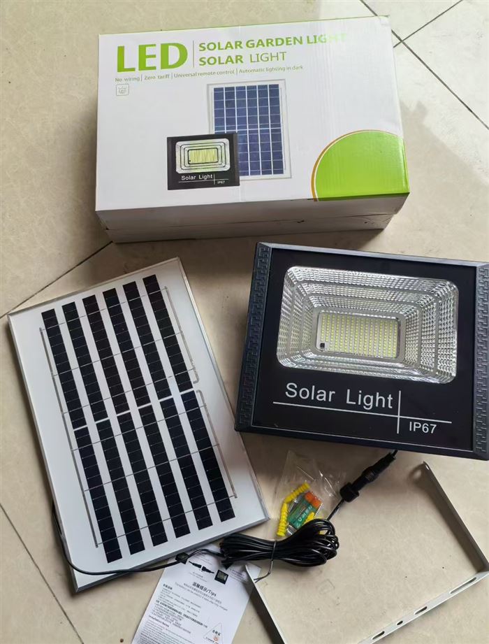 太阳能投光灯6000套 ​一箱10个装
