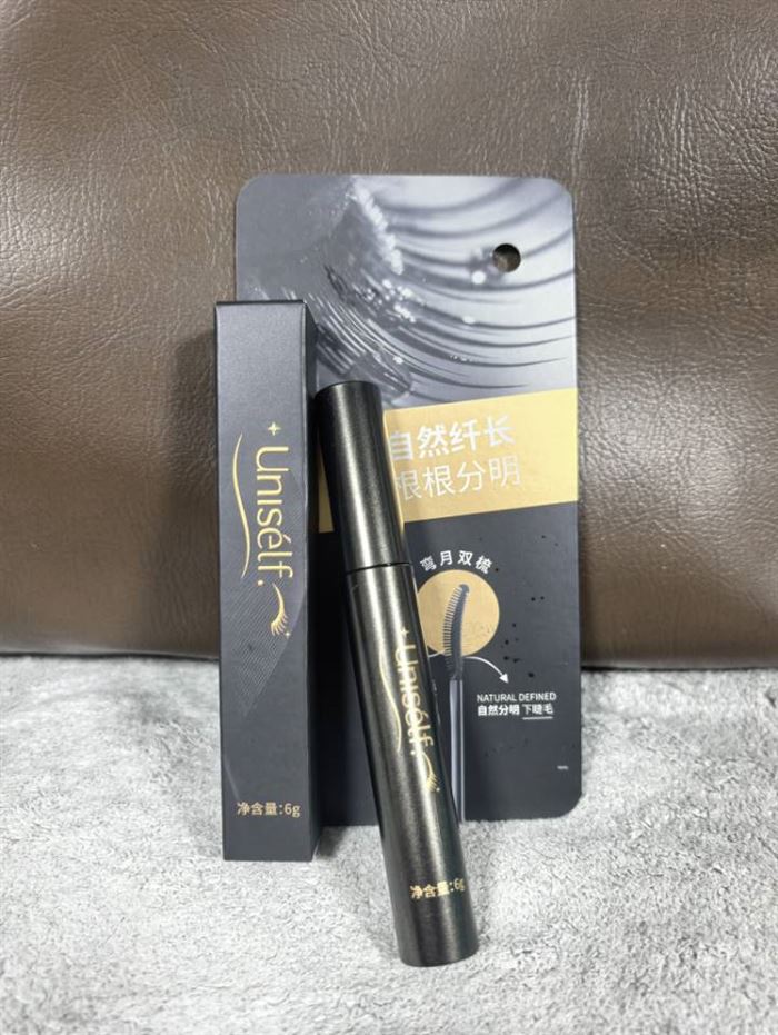 Uniself睫毛膏主打纤长卷翘和持久定型，6g容量防水防汗，速干成膜，刷头纤细柔软，涂抹均匀不结块，轻松刷到根部，睫毛自然卷翘 日期27年 数量 自然黑7500 数量气棕色2500 电话微信同号15515665791 主做全品类五金百货，小电器，更多商品，欢迎国内外友人，前来加微咨询洽谈合作。