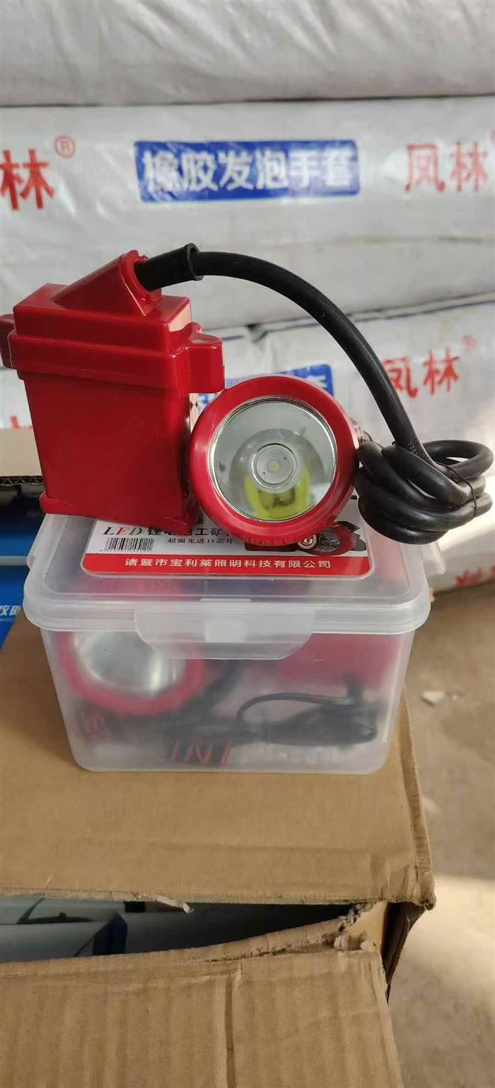 高品质锂电充电头灯， 原箱原件 1000个左右 充满电可用12个小时 特价处理